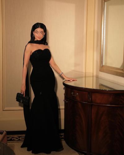 فستان سهرة أسود فاخر يجمع بين الرقي والجاذبية، بتص...