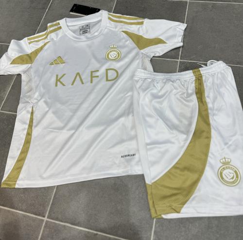 طقم النصر الأبيض ولادي من 5 إلى 13 سنة