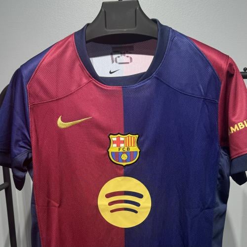 تيشيرت برشلونة الأساسي