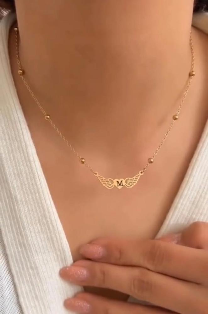 عقد الأجنحة مخصص بحرفك – لمسة ناعمة تكمّل أناقتك