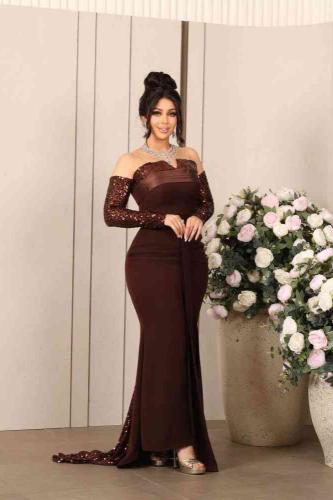 فستان سهرة أنيق من الكريب مع أكمام ترتر لامعة