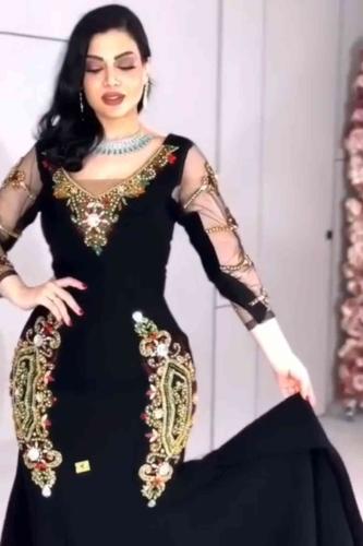 فستان سهرة كريب وأكمام تل - تصميم فاخر وأنيق