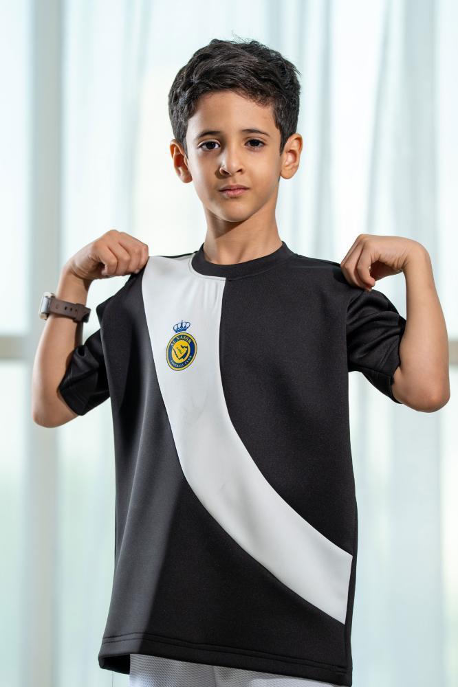 تيشرت النصر أسود بشريط أبيض مائل