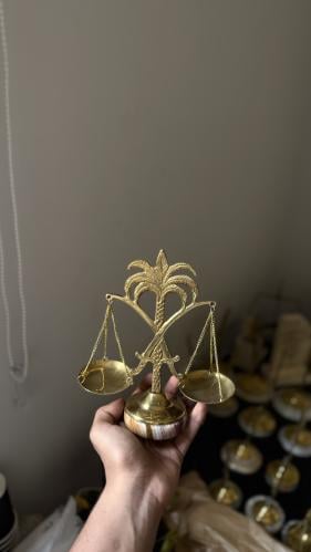 تحفة نادرة من ميزان العدالة سيفين ونخلة (صغير) ⚖️