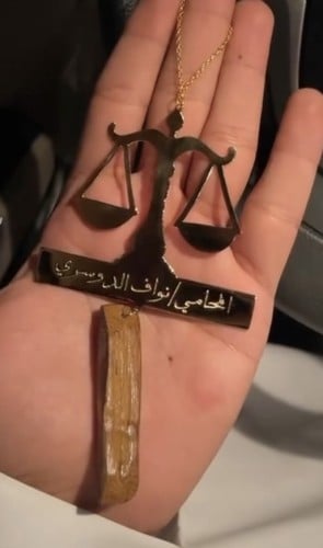 قلادة سيارة بشكل ميزان مع الاسم .