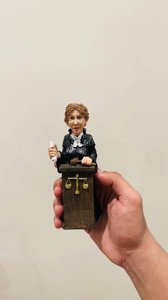 تمثال المحامية ⚖️️