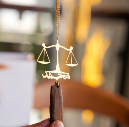 قلادة ميزان مطلية لون ذهبي ⚖️