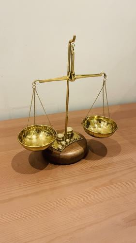 ميزان العدالة بكفتين دائرية ⚖️️