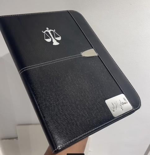 مذكرة مع شعار ميزان وكتابة ⚖️