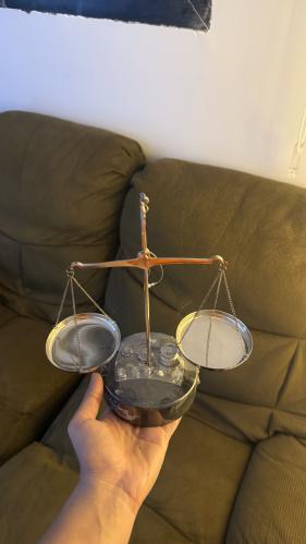 ميزان العدالة لون فضي كبير ⚖️