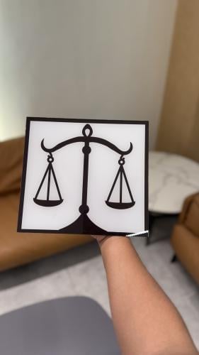 لوحة جدارية ميزان العدالة ⚖️
