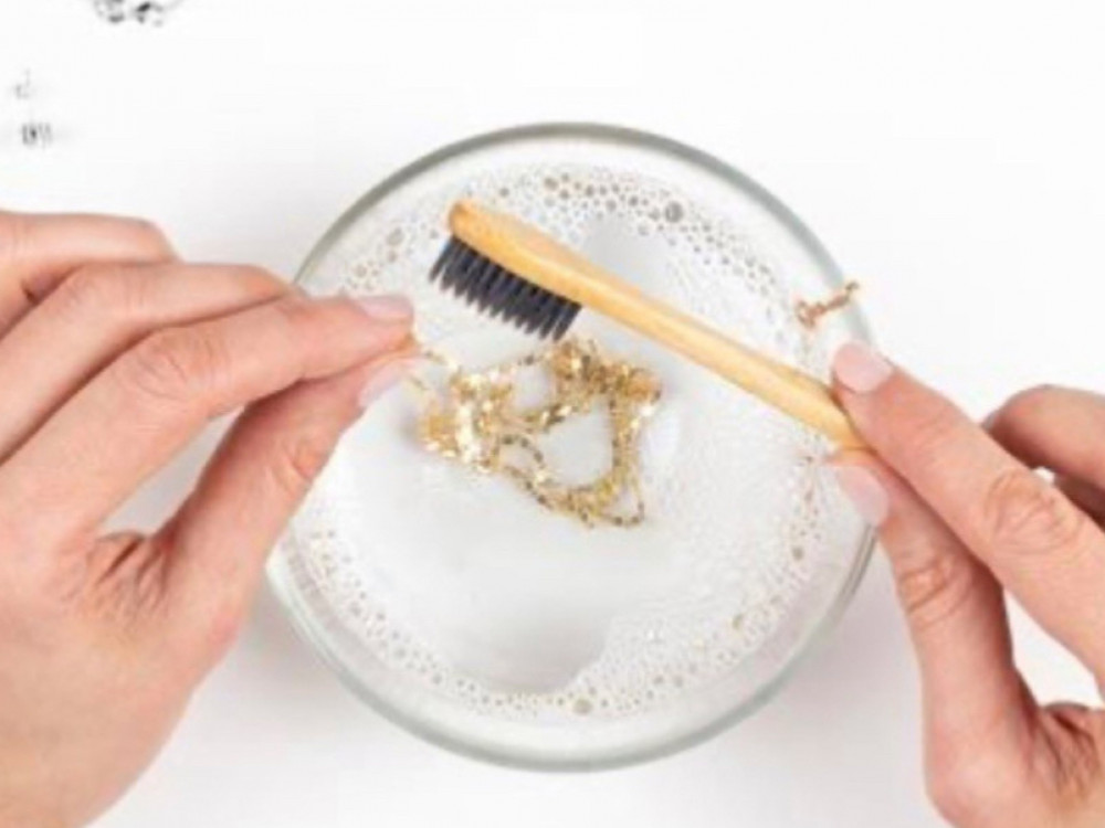 العنايه بالمجوهرات المطليه بالذهب