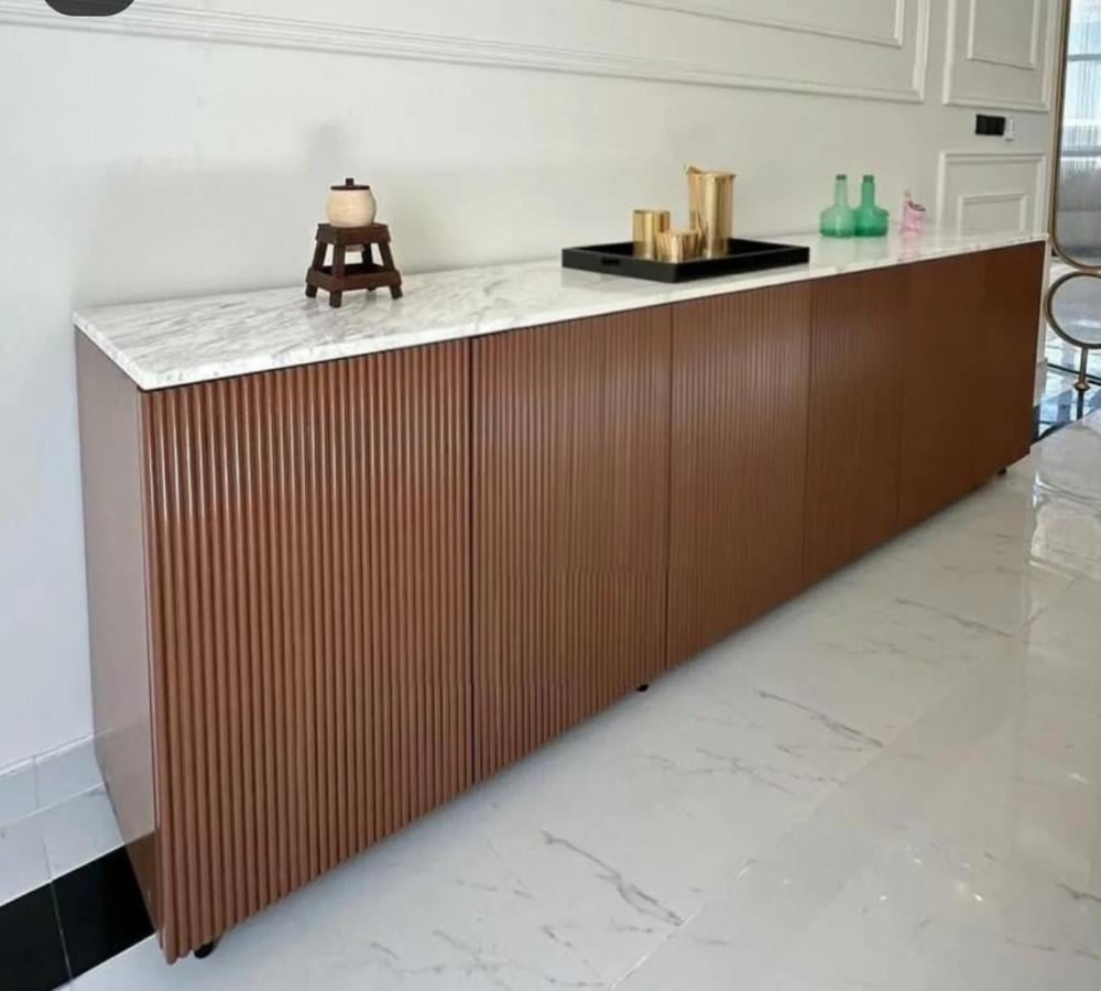 طاوله بوفيه خشب مقلم ثقيل سطح رخام طبيعي مقاس 3متر