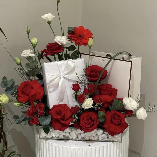 تنسيق زهور مع عطر من العربية العود - هدية فاخرة مل...