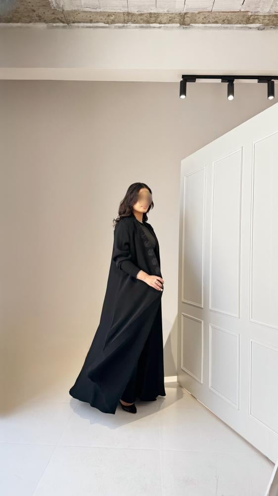 عبايات سوداء مطرزة