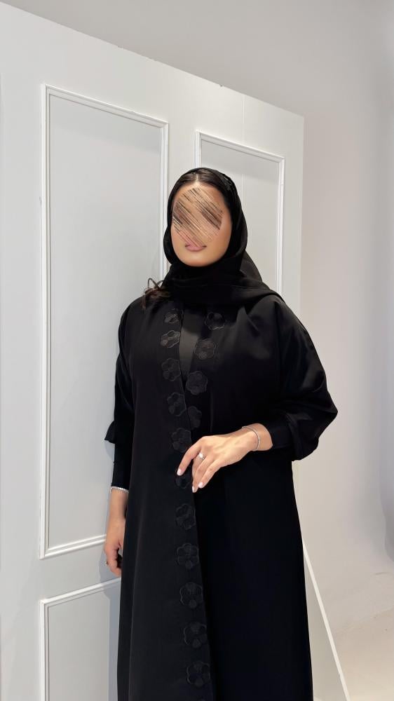 عبايات سوداء مطرزة