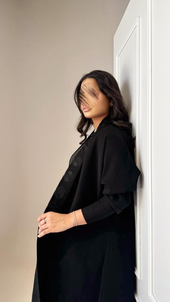 عبايات سوداء مطرزة