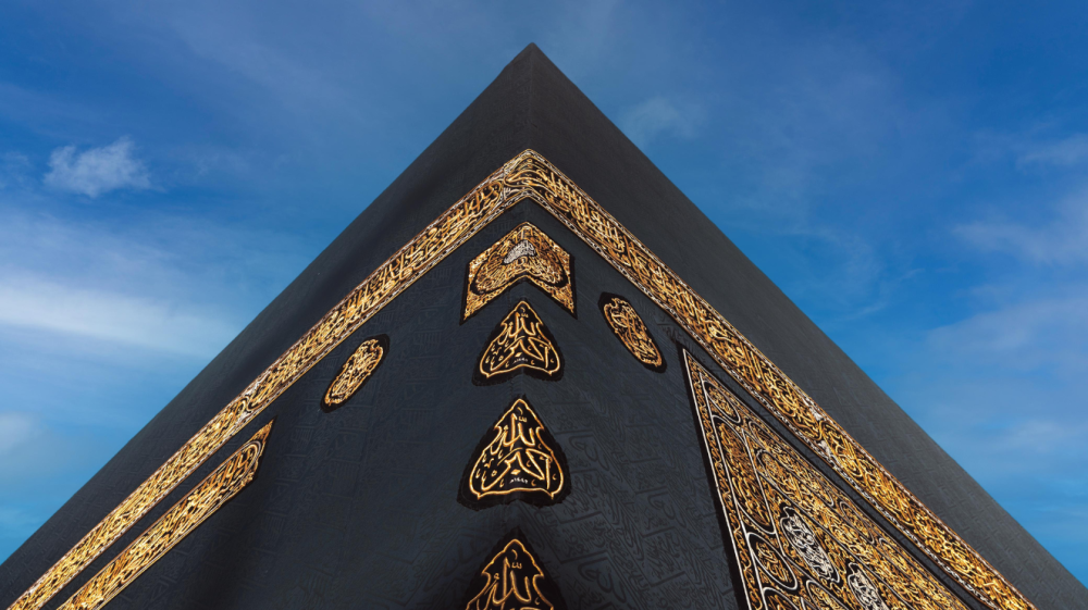 المرشد في الحرمين: شريك الدعاء وقائد الرحلة