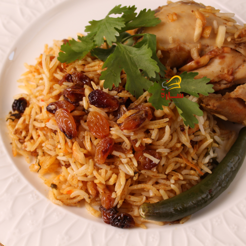 برياني دجاج فاخر مع أرز بسمتي وزبيب وصنوبر
