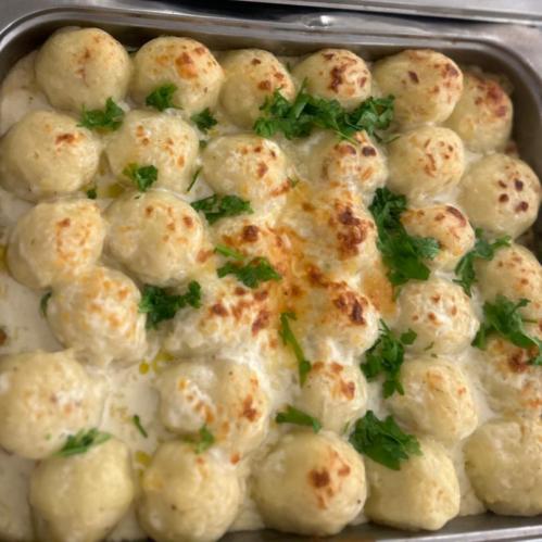 كرات بطاطس بصوص أبيض كريمي لذيذ