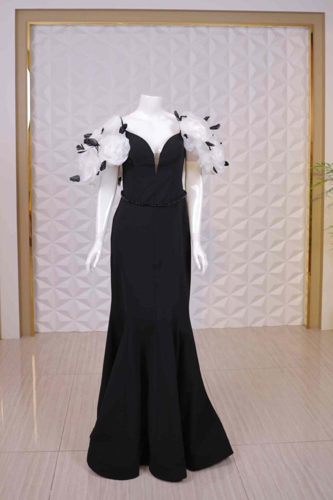 فستان سهرة أسود فاخر بأكمام وردية وتفاصيل ملكية