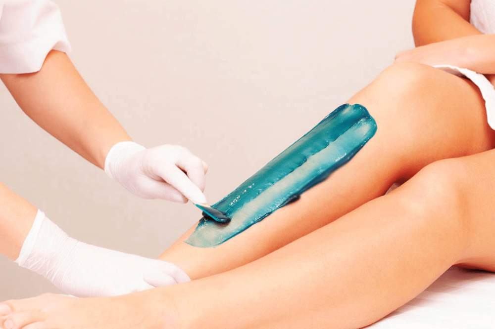 جلسة إزالة الشعر بالشمع الإيطالي – لقطة احترافية تُظهر تدفئة الشمع