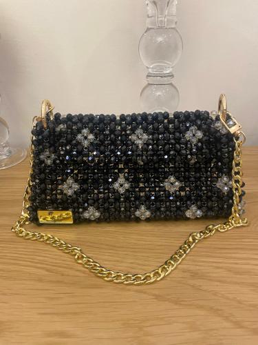 شنطة سوداء + ورد ذهبي فاتح