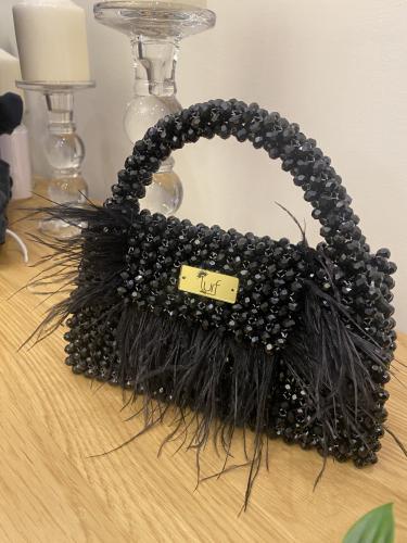 شنطة سوداء بريش