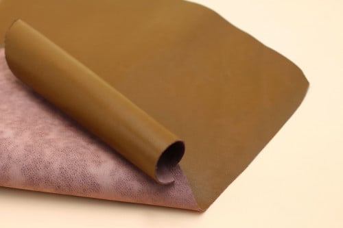 جلد بني فاتح