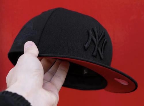 كاب أسود NY مقفل