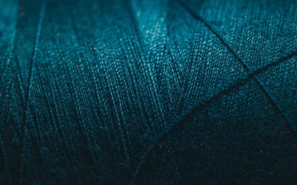 دليل الأقمشة الرجالية الأكثر استخداما: أنواعها، مزاياها، وكيفية اختيار القماش الملائم لكل مناسبة