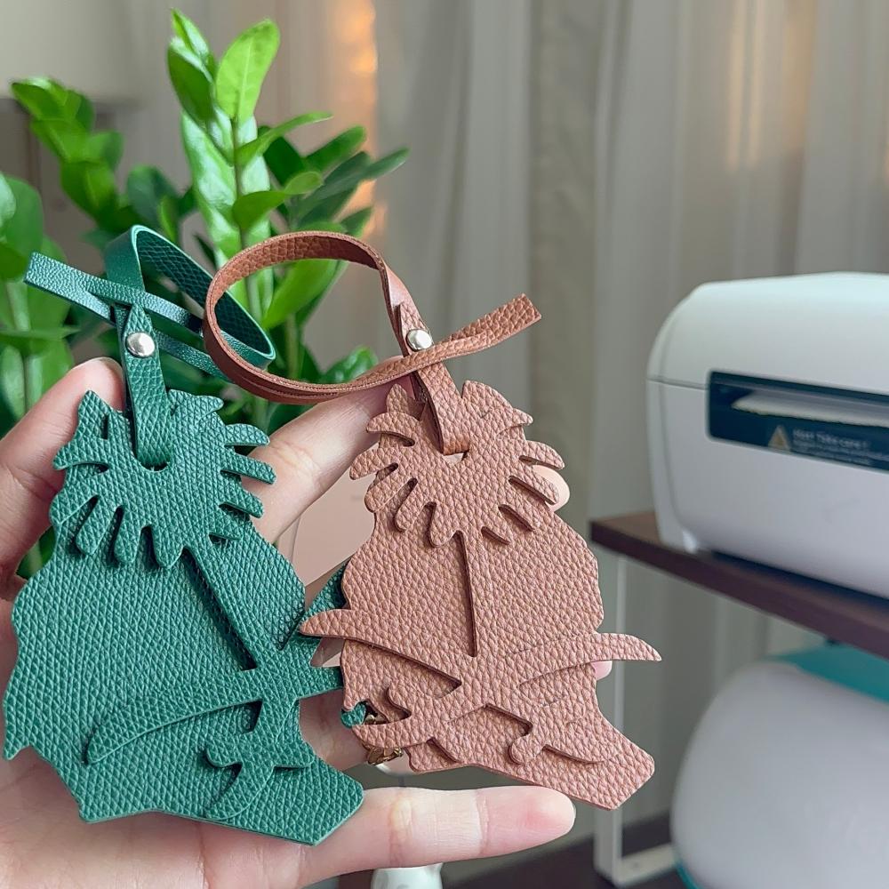 تعليقة جلد شكل خريطة المملكة وسيفين ونخلة