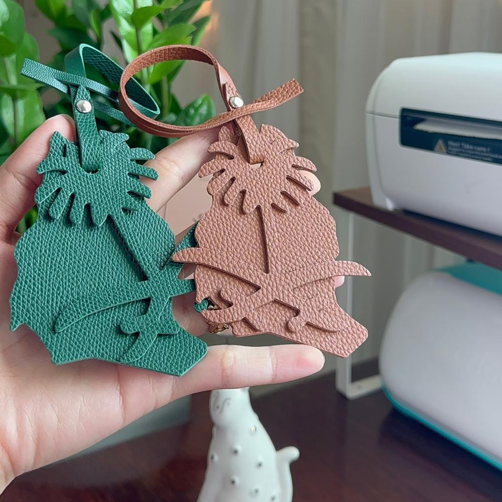 تعليقة جلد شكل خريطة المملكة وسيفين ونخلة