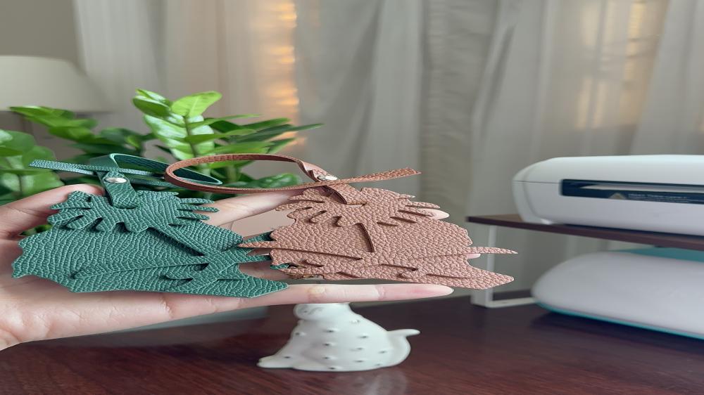 تعليقة جلد شكل خريطة المملكة وسيفين ونخلة