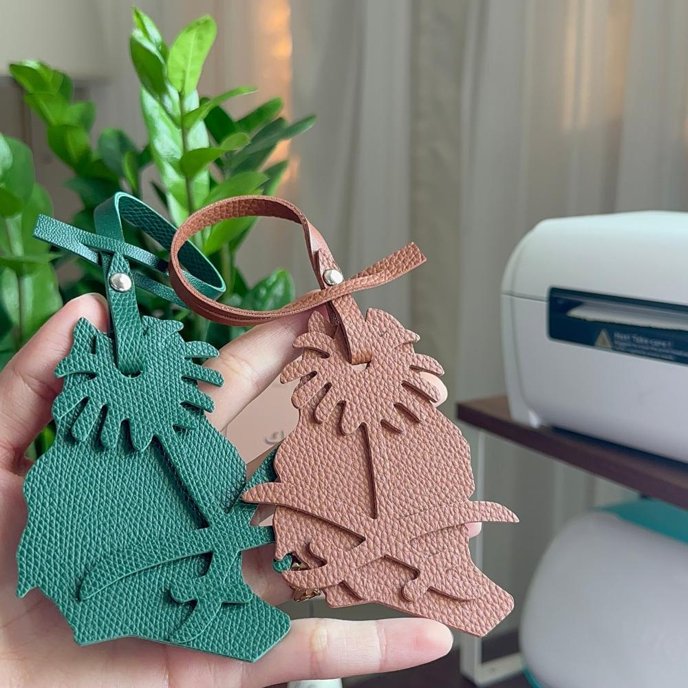 تعليقة جلد شكل خريطة المملكة وسيفين ونخلة