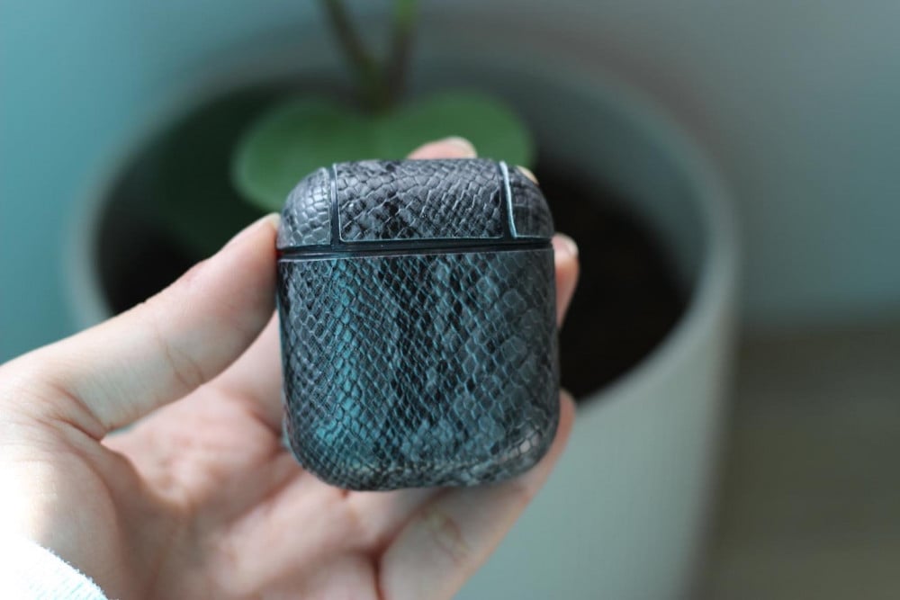 كفر ايربودز جلد