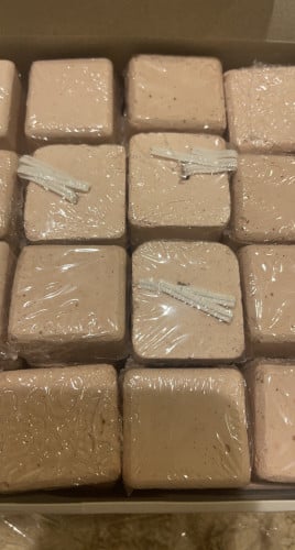 تعليقة مكعبات عبارة عن املاح و معادن تناسب الطيور الصغيرة و المتوسطة