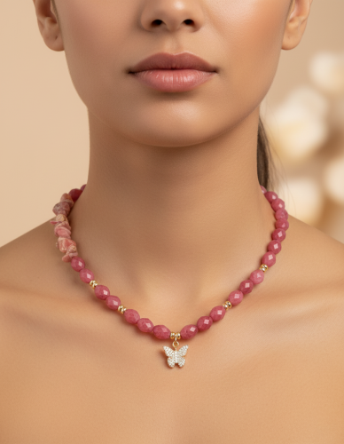 عقد الفراشة الوردية بتصميم الأحجار الطبيعية (مطلي ذهب )