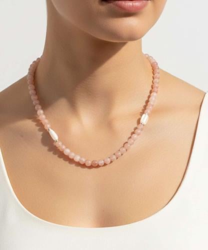 عقد أنيق من الحجر الرملي والصدف الطبيعي