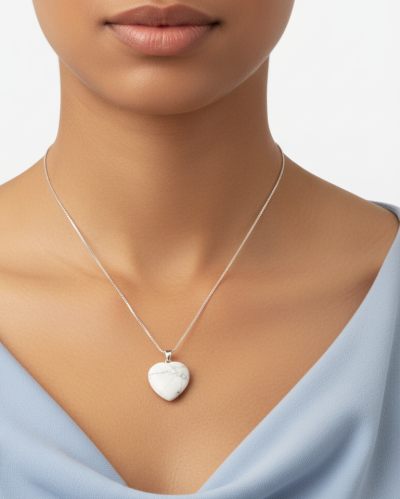 قلادة القلب النقي من حجر الهولايت الأبيض