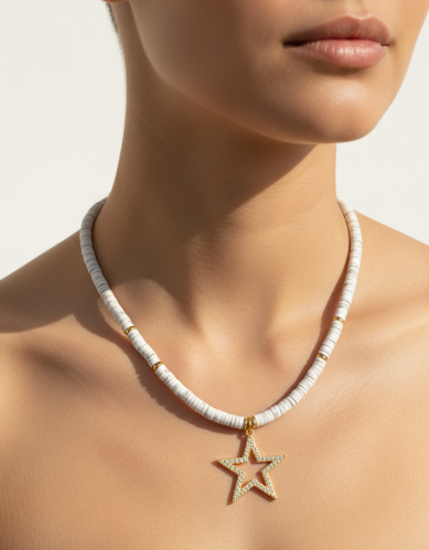 عقد نجمة الأناقة بحبات الهولايت الأبيض ولمسات ذهبية