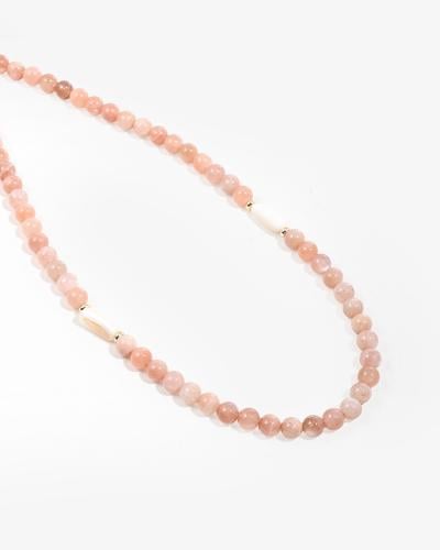 عقد أنيق من الحجر الرملي والصدف الطبيعي