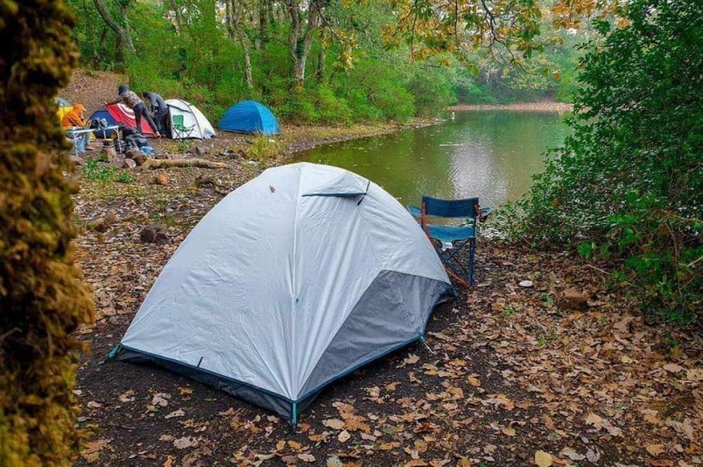 استخدام شطاف السفر القابل للشحن في الرحلات التخييم والتخييم!