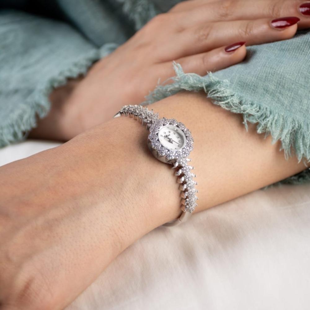 ساعة نسائية بفصوص الزركون