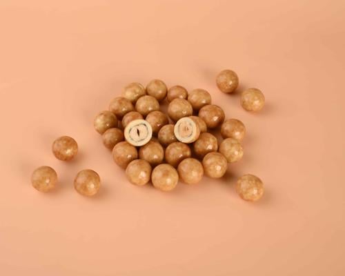 كرات بندق بالكراميل في ملعقة