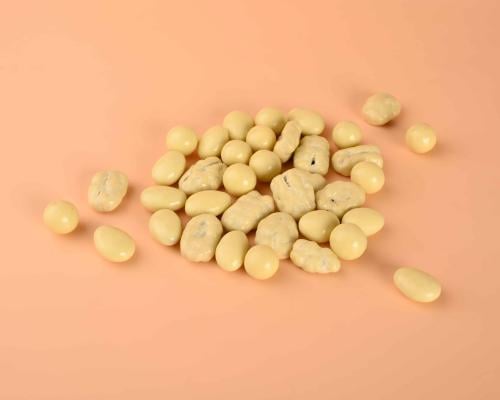 حبات دراجيه شوكولاتة بيضاء مع مكسرات متنوعة