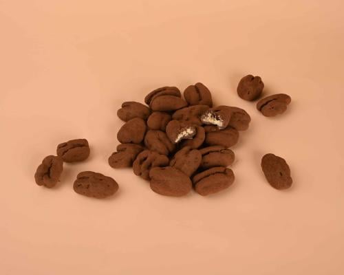 حبات بيكان مغطاة بودرة الكاكو في ملعقة