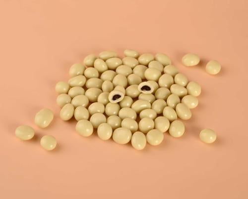 حلوى دراجيه قهوة بالشوكولاتة البيضاء في وعاء