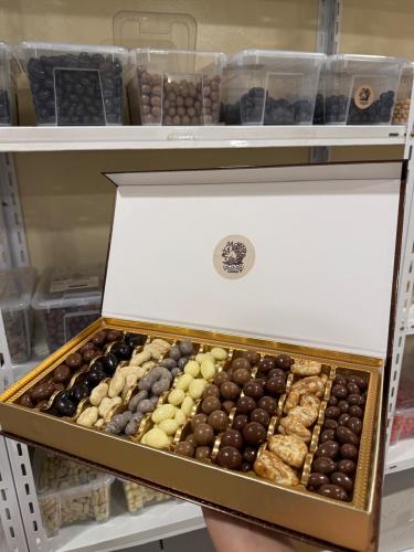 علبة دراجيه فاخرة من مكسرات مغطاة بالشوكولاتة البلجيكية