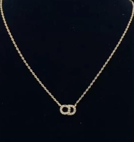 عقد Dior ذهبي